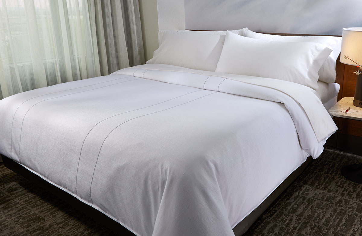 Какое постельное белье в отелях. Одеяло страйп сатин. Постельное белье для отелей. Белое постельное белье для гостиниц. Белое постельное бельё отель.